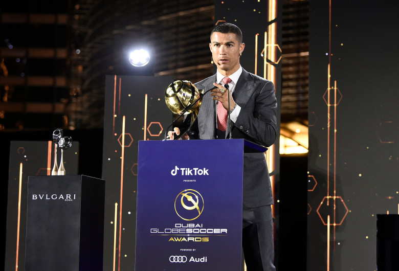 Cristiano Ronaldo ia trofeul Globe Soccer Awards 2020