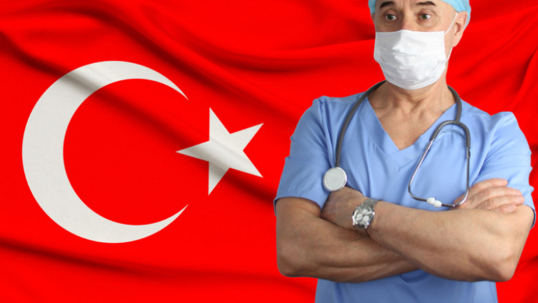 Medic cu steagul Turciei în spate și mască de coronavirus, COVID-19