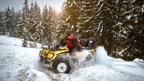 ATV în zăpadă, la munte, iarna
