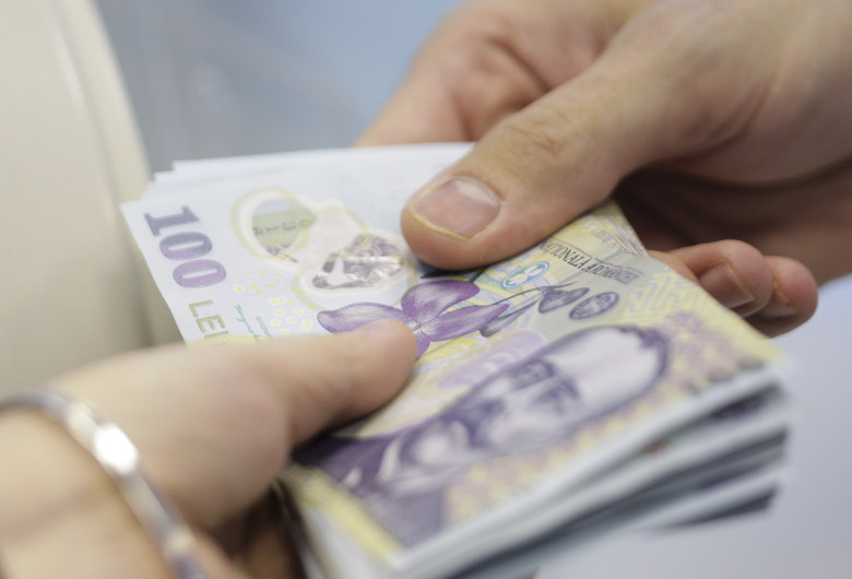 Bancnote de 100 de lei, bani, casierie, plată, rate, achitare, datorii
