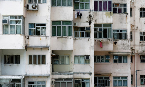 Bloc cu apartamente case garsoniere aglomerate, fără spațiu, îngrămădite, imobiliar, blocuri vechi