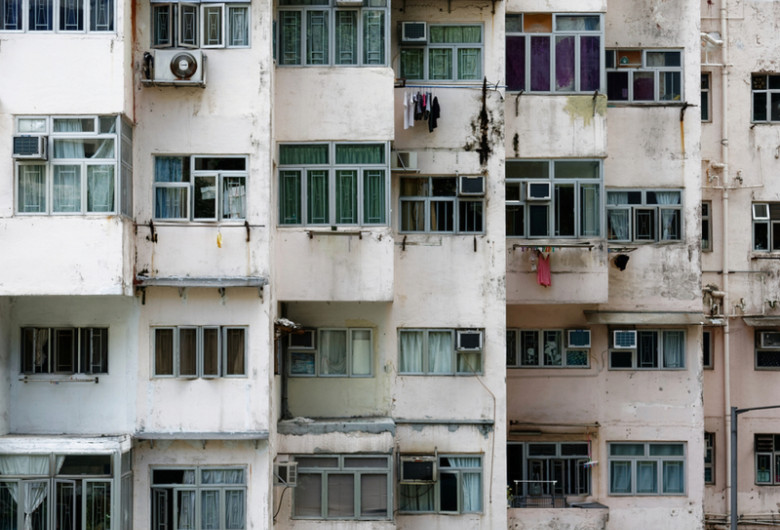 Bloc cu apartamente case garsoniere aglomerate, fără spațiu, îngrămădite, imobiliar, blocuri vechi