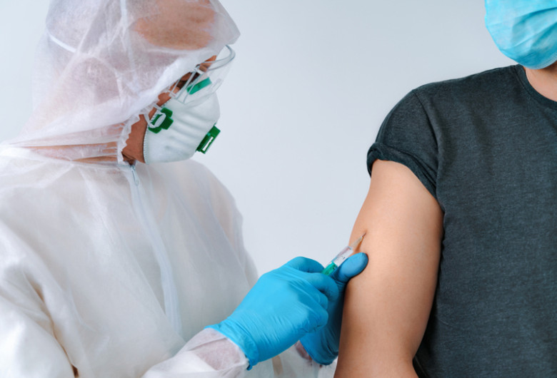 Vaccin anti-coronavirus, COVID-19, ser, SARS-CoV-2, injecție, seringă cu ac, imunizare, doze