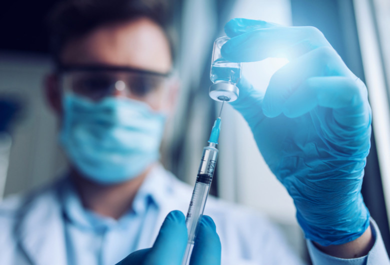 Medic, doctor face vaccin, seringă, ac, injecție, coronavirus, COVID-19, SARS-CoV-2, ser, doză