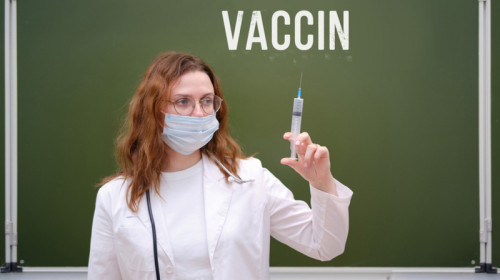 Vaccin la școală, imunizare la coronavirus, COVID-19, SARS-CoV-2 în clasă, educație, învățământ, injecție la tablă, seringă