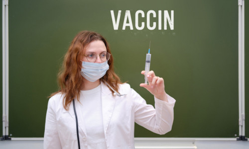 Vaccin la școală, imunizare la coronavirus, COVID-19, SARS-CoV-2 în clasă, educație, învățământ, injecție la tablă, seringă