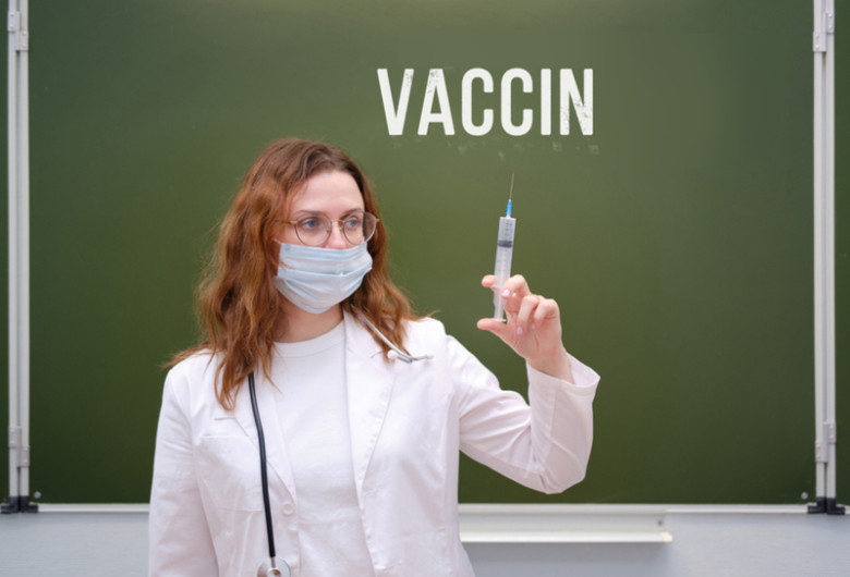 Vaccin la școală, imunizare la coronavirus, COVID-19, SARS-CoV-2 în clasă, educație, învățământ, injecție la tablă, seringă
