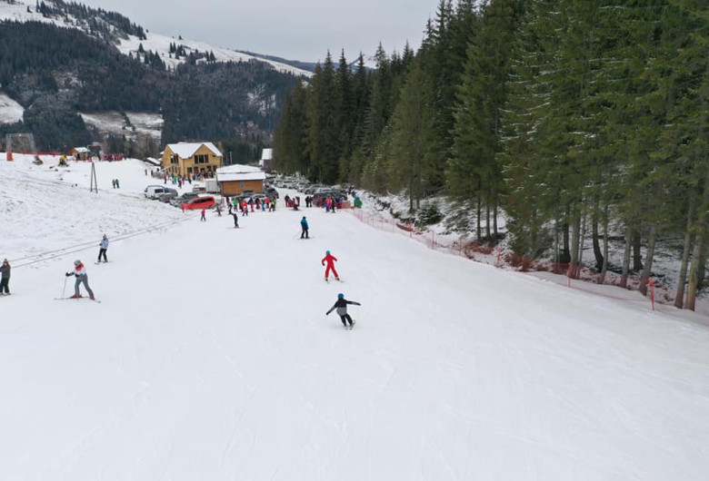 Pârtie din Bucovina, zăpadă, turism, munte, sporturi de iarnă, schiuri,săniuș,relaxare,concediu, vacanța de iarnă