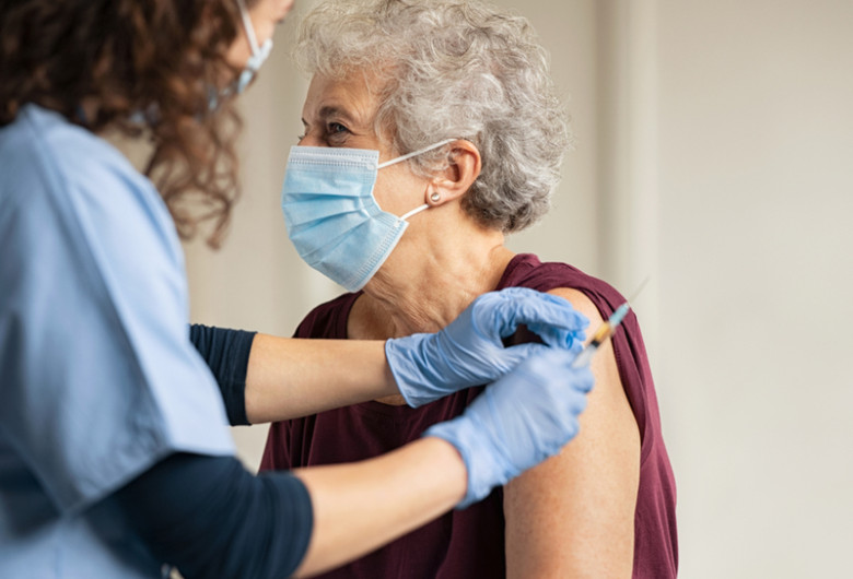 Vaccin, injecție, ser, doză, seringă, pacient, imunizare, COVID-19