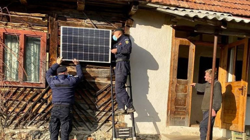Jandarmi clujeni montează panouri solare