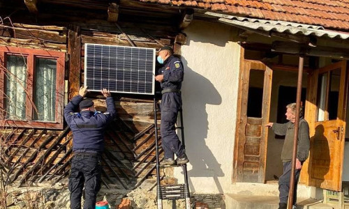 Jandarmi clujeni montează panouri solare