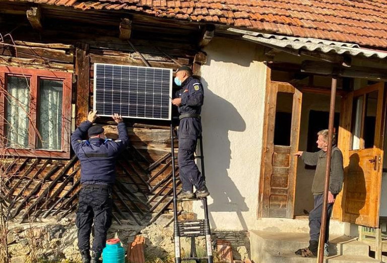 Jandarmi clujeni montează panouri solare
