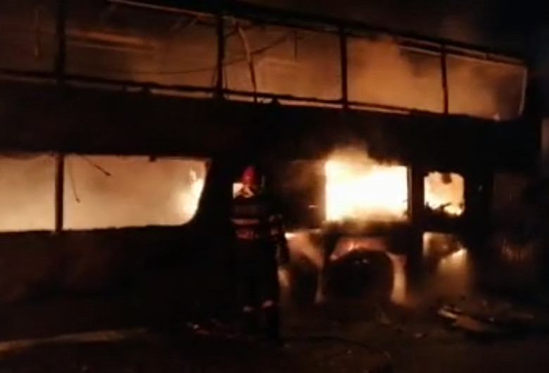Un autocar cu 44 de pasageri a luat foc pe A1, aproape de Sibiu/ Sursa: ISU Sibiu