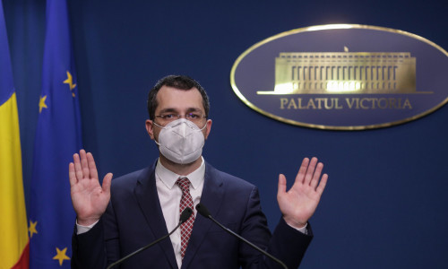 Vlad Voiculescu cu mâinile ridicate