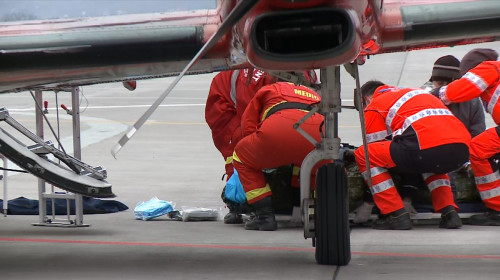 Rănit transportat de paramedici cu avionul
