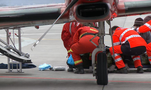 Rănit transportat de paramedici cu avionul