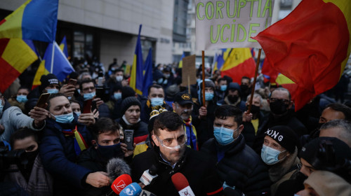 Protest cu George Simion de la AUR, în fața Ministerului Sănătății