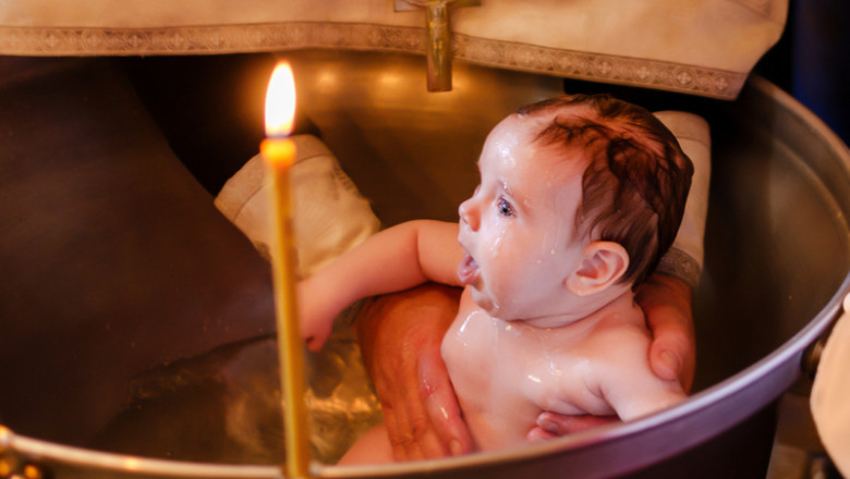 Botezul unui bebeluș în cristelniță, scufundare, Biserica Ortodoxă Română