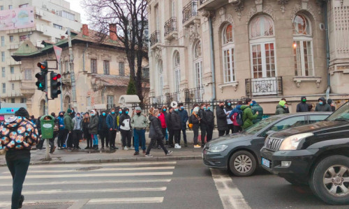 Coadă la burgeri în București