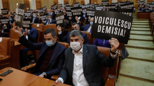 Parlamentari PSD cu „Demisia” lui Vlad Voiculescu în mâini