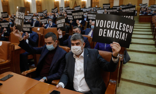 Parlamentari PSD cu „Demisia” lui Vlad Voiculescu în mâini