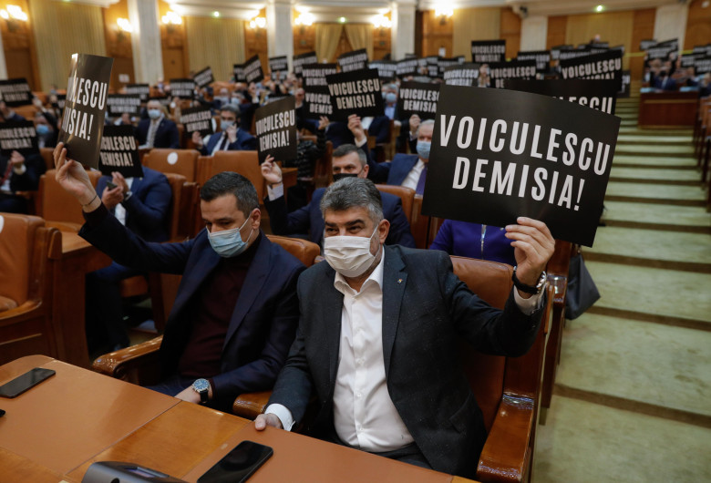 Parlamentari PSD cu „Demisia” lui Vlad Voiculescu în mâini