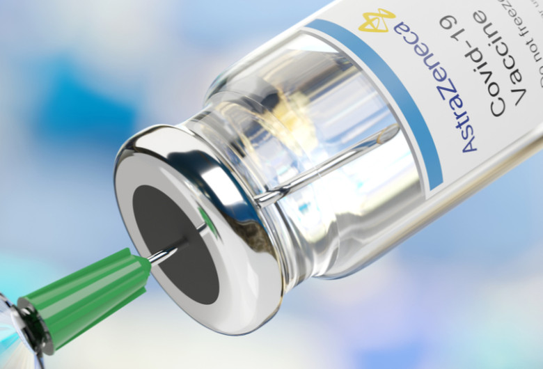 Vaccin împotriva COVID-19, coronavirus, SARS-CoV-2 de la AstraZeneca într-una din doze cu ser de injecție în seringă, sanitar, imunizare