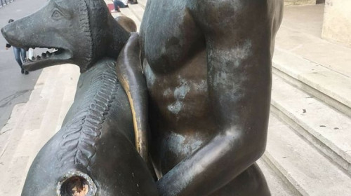 Statuia lui Traian cu lupoaica vandalizată
