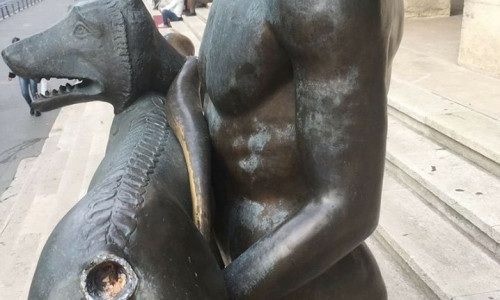 Statuia lui Traian cu lupoaica vandalizată