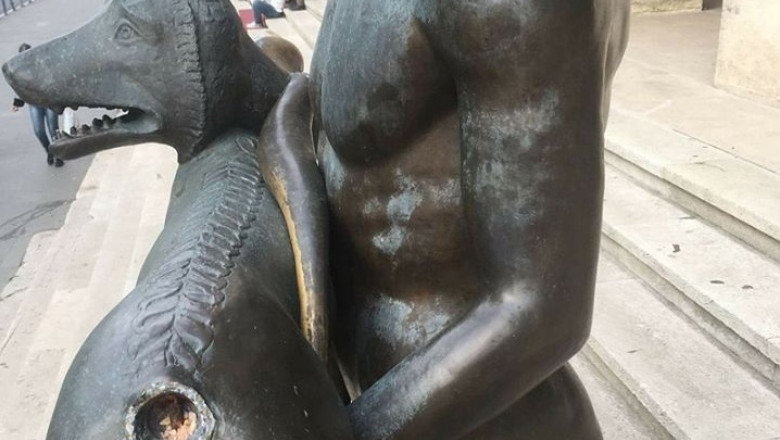 Statuia lui Traian cu lupoaica vandalizată