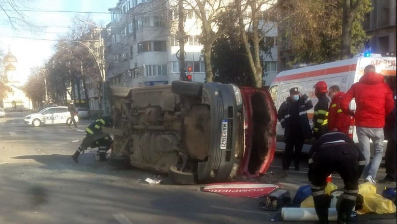 Ambulanță răsturnată în Brăila