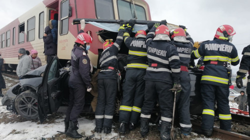 Tren a lovit o mașină
