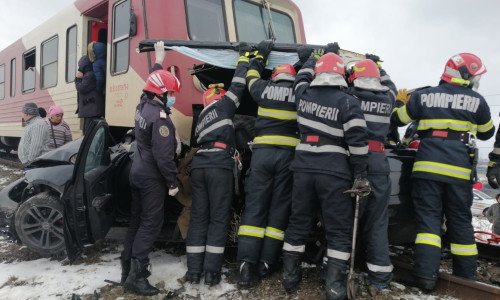 Tren a lovit o mașină