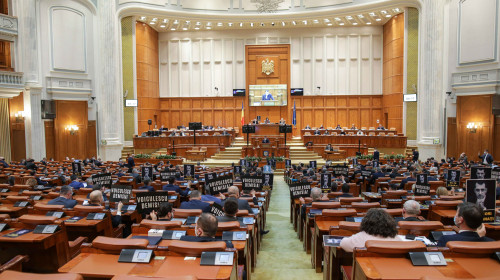 Demisia lui Vlad Voiculescu cerută la moțiunea simplă din Parlament
