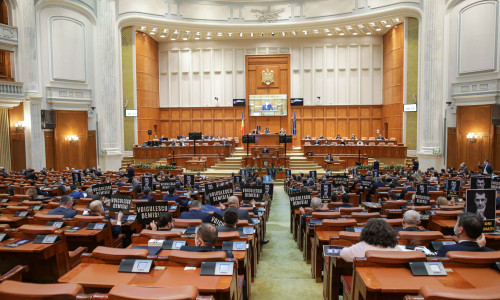 Demisia lui Vlad Voiculescu cerută la moțiunea simplă din Parlament