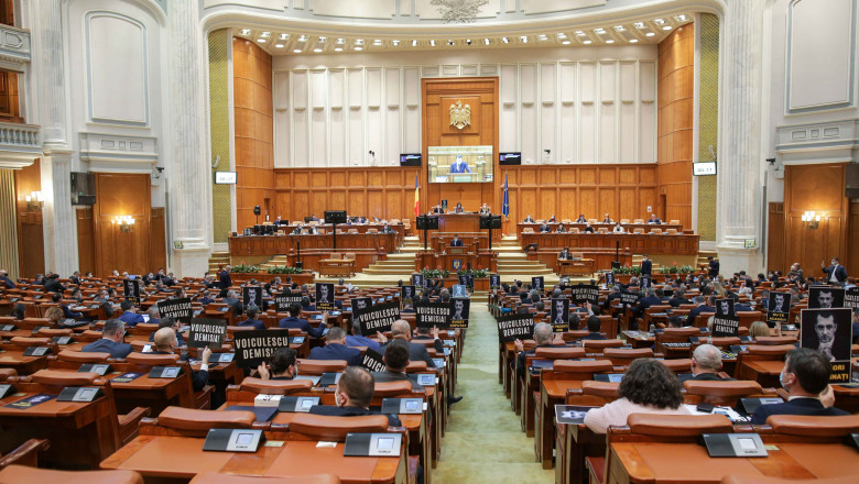 Demisia lui Vlad Voiculescu cerută la moțiunea simplă din Parlament