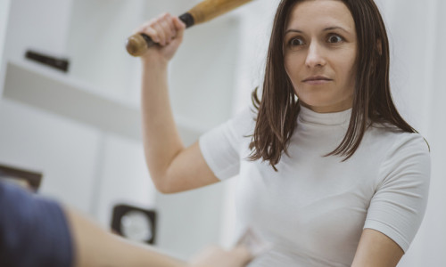 Femeie îl amenință pe soț cu făcălețul, nervoasă, agresivă, frustrată, plină de spume, înfuriată, violență domestică, bătaie