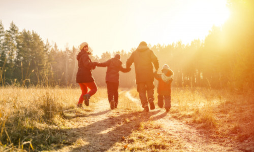 Iarnă călduroasă, vreme caldă în februarie, familie cu copii la munte, distracție, relaxare, turism, concediu, vacanță, soare, temperaturi ridicate