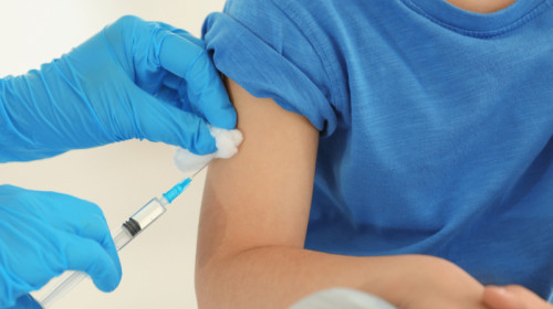 Vaccin împotriva COVID-19, coronavirus, SARS-CoV-2, imunizare, injecție, ser, doze, seringă