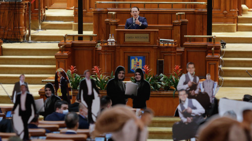Florin Cîțu cu pancarte în Parlament