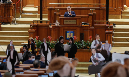 Florin Cîțu cu pancarte în Parlament