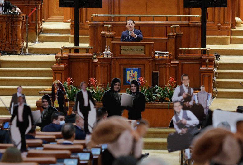 Florin Cîțu cu pancarte în Parlament