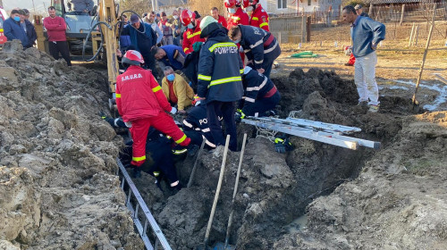 Pompierii de la ISU Argeș salvează un bărbat prins sub pământ