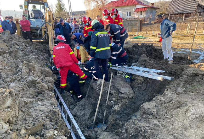 Pompierii de la ISU Argeș salvează un bărbat prins sub pământ