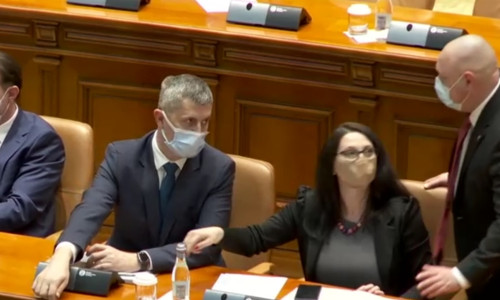 Dan Barna arată cu degetul unde i-au căzut ochelarii
