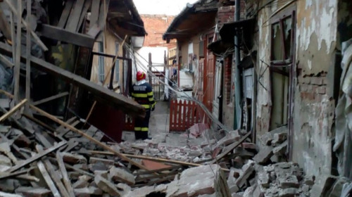 Explozie la un imobil din Timiș, dărâmături, pompieri