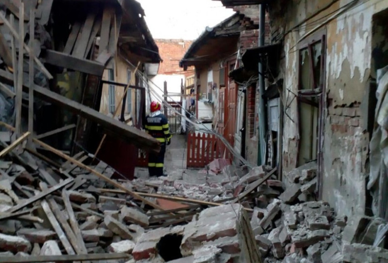 Explozie la un imobil din Timiș, dărâmături, pompieri
