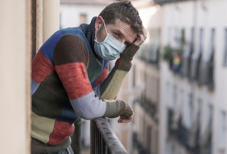 Carantină, izolare, restricții de coronavirus, COVID-19, SARS-CoV-2 în Italia, Lombardia, balcon cu mască trist, frustrat