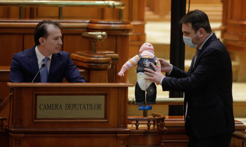Florin Cîțu cu păpuși PSD