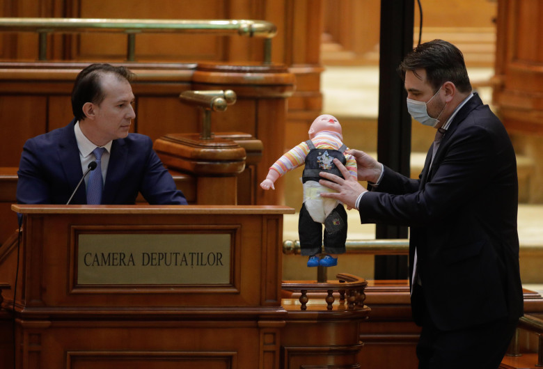 Florin Cîțu cu păpuși PSD